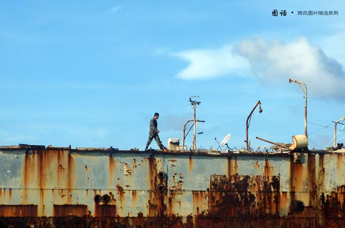 Một người lính Philippines trên mặt sàn xác chiếc tàu cũ