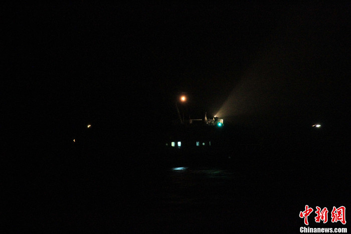 "Tàu công vụ nước ngoài" bám theo chụp ảnh, quay phim hoạt động trái phép của 32 tàu cá Trung Quốc ở quần đảo Trường Sa thuộc chủ quyền Việt Nam sáng sớm hôm nay 11/5