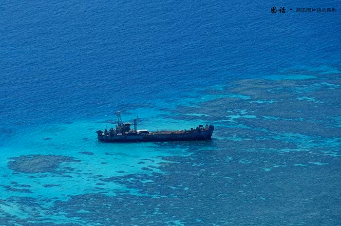 Xác chiếc chiến hạm BRP Sierra Madre nhìn từ xa