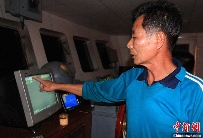 Một ngư dân trong đội 32 tàu cá Trung Quốc kéo ra Trường Sa đánh bắt trái phép