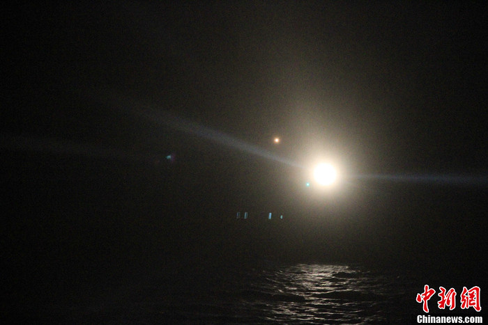 Đèn pha từ "tàu công vụ nước ngoài" rọi thẳng vào đội hình tàu cá Trung Quốc xâm phạm hải phận Trường Sa thuộc chủ quyền Việt Nam nửa đêm, rạng sáng hôm nay
