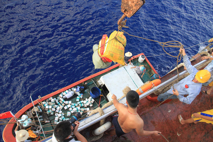 32 tàu cá Trung Quốc dự kiến sẽ đánh bắt trái phép tại Trường Sa trong khoảng thời gian 40 ngày, có nhiều phóng viên truyền thông nhà nước đi theo để ghi hình, chụp ảnh, viết bài quảng bá cho cái gọi là "chủ quyền" phi lý, phi pháp và phi nghĩa của Trung Quốc ở Biển Đông hòng đánh lừa công luận người dân Trung Quốc cũng như cộng đồng quốc tế. 32 tàu cá Trung Quốc dự kiến sẽ đánh bắt trái phép tại Trường Sa trong khoảng thời gian 40 ngày, có nhiều phóng viên truyền thông nhà nước đi theo để ghi hình, chụp ảnh, viết bài quảng bá cho cái gọi là "chủ quyền" phi lý, phi pháp và phi nghĩa của Trung Quốc ở Biển Đông hòng đánh lừa công luận người dân Trung Quốc cũng như cộng đồng quốc tế.