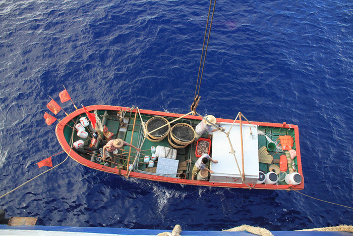 Tàu cá Trung Quốc bắt đầu thả neo, thả thuyền nhỏ chuẩn bị đánh bắt trái phép tại vùng biển Tây Nam quần đảo Trường Sa thuộc chủ quyền Việt Nam Tàu cá Trung Quốc bắt đầu thả neo, thả thuyền nhỏ chuẩn bị đánh bắt trái phép tại vùng biển Tây Nam quần đảo Trường Sa thuộc chủ quyền Việt Nam