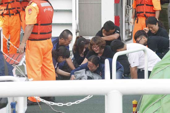 Xác ngư dân Đài Loan bị Philippines bắn chết được đưa vào bờ Xác ngư dân Đài Loan bị Philippines bắn chết được đưa vào bờ