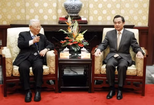 Vương Nghị (trái) tiếp Hứa Lịch Nông và hơn 40 cựu tướng Đài Loan thăm Bắc Kinh tháng 4/2010 khi còn là Chủ nhiệm Ủy ban Đài Loan, hiện tại ông Nghị là Ngoại trưởng Trung Quốc