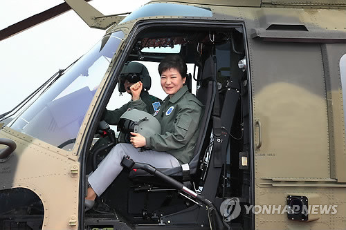 Tổng thống Hàn Quốc Park Geun-hye trên khoang lái chiếc trực thăng Surions Tổng thống Hàn Quốc Park Geun-hye trên khoang lái chiếc trực thăng Surions