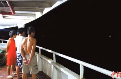 Ngư dân trong đoàn 32 tàu cá Trung Quốc kéo ra Trường Sa thuộc chủ quyền Việt Nam đánh bắt trái phép đứng nhìn 2 "tàu công vụ nước ngoài" đang bám theo, không nhìn rõ tàu nước nào nhưng khẳng định trên tàu ...có vũ khí!?