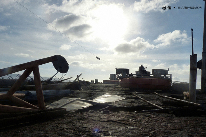 Mặt sàn xác tàu - công sự