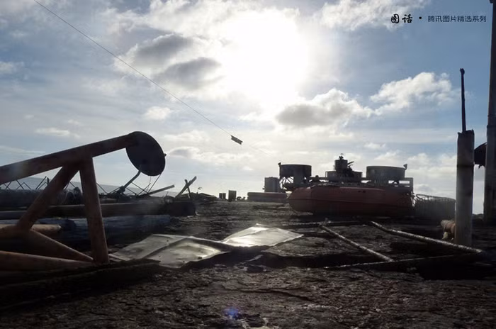 Mặt sàn xác tàu - công sự