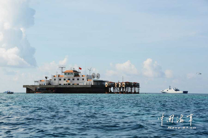 Trung Quốc chiếm đoạt và xây dựng trái phép công sự nhà nổi kiên cố trên Đá Vành Khăn nằm trong quần đảo Trường Sa thuộc chủ quyền Việt Nam. Đá Vành Khăn cách Bãi Cỏ Mây khoảng 65 km về phía Tây. Trung Quốc chiếm đoạt và xây dựng trái phép công sự nhà nổi kiên cố trên Đá Vành Khăn nằm trong quần đảo Trường Sa thuộc chủ quyền Việt Nam. Đá Vành Khăn cách Bãi Cỏ Mây khoảng 65 km về phía Tây.