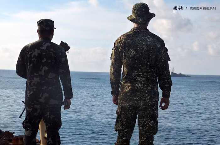 Lính Thủy quân lục chiến Philippines đồn trú trái phép trên xác chiến hạm cũ ở Bãi Cỏ Mây chờ tàu tiếp tế