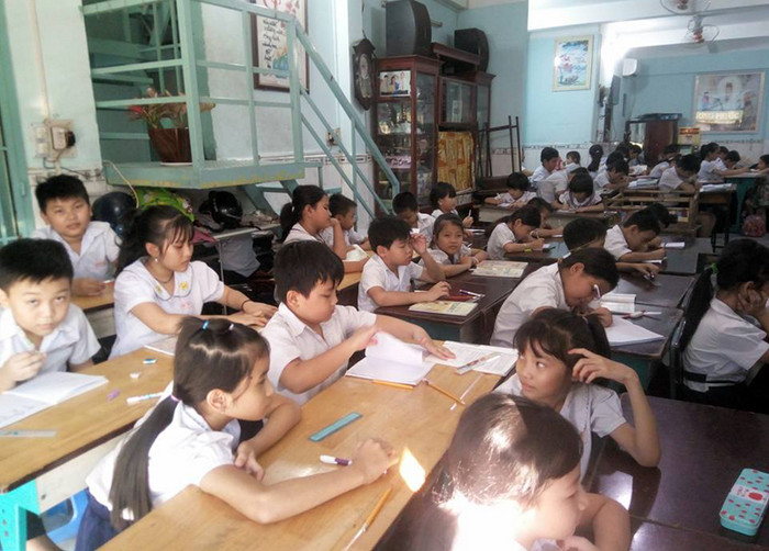 Các em học sinh học trong lớp học tình thương Phước Thiện. (Ảnh: H.L) Các em học sinh học trong lớp học tình thương Phước Thiện. (Ảnh: H.L)