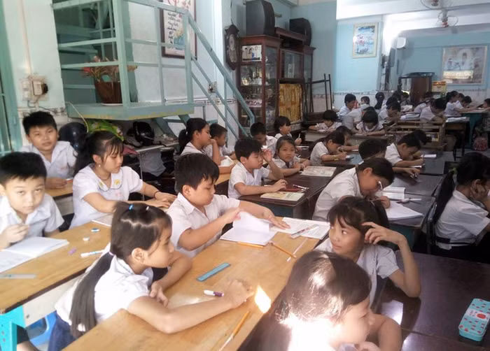 Các em học sinh học trong lớp học tình thương Phước Thiện. (Ảnh: H.L)