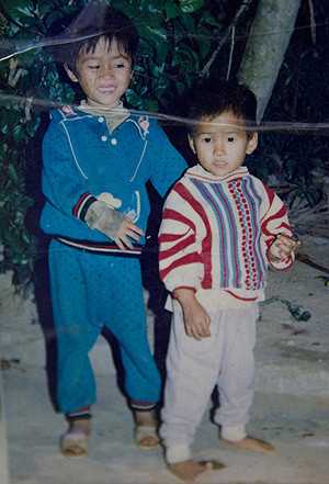 Hoàng Thùy khi còn bé trông đen đúa và cắt tóc tém như con trai, có thể nói cô không xinh đẹp và dễ thương từ thưở bé. (Ẩnh:xahoi) Hoàng Thùy khi còn bé trông đen đúa và cắt tóc tém như con trai, có thể nói cô không xinh đẹp và dễ thương từ thưở bé. (Ẩnh:xahoi)