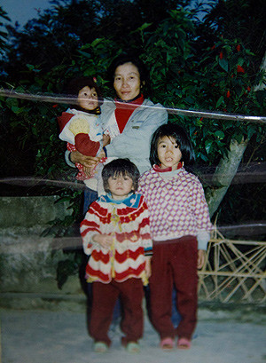 Hoàng Thùy thưở "chíp hôi" được mẹ bế chụp ảnh cùng hai chị gái, trông cô bé ngày ấy khá khác so với hiện tại với khuôn mặt bầu bĩnh. (Ẩnh:xahoi) Hoàng Thùy thưở "chíp hôi" được mẹ bế chụp ảnh cùng hai chị gái, trông cô bé ngày ấy khá khác so với hiện tại với khuôn mặt bầu bĩnh. (Ẩnh:xahoi)