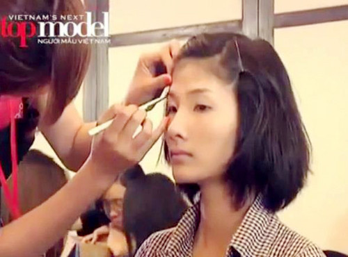 Hoàng Thùy lúc "chân ướt chân ráo" bước vào cuộc thi Người mẫu Việt Nam, nhìn cô lúc này khó ai tin sẽ tiếm ngôi vị số 1 của cuộc thi với tiêu chí "tài sắc vẹn toàn". (Ẩnh: vtvdanang) Hoàng Thùy lúc "chân ướt chân ráo" bước vào cuộc thi Người mẫu Việt Nam, nhìn cô lúc này khó ai tin sẽ tiếm ngôi vị số 1 của cuộc thi với tiêu chí "tài sắc vẹn toàn". (Ẩnh: vtvdanang)