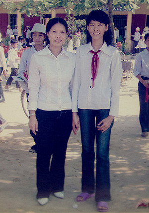 Vóc dáng cò hương của quán quân Việt Nam Next Top Model đã sớm hình thành từ thưở còn đeo khăn quàng đỏ. Từ bé, cô gái này đã có duyên với những giải thưởng nho nhỏ. Thùy luôn được cử đi thi những cuộc thi dành cho học sinh sinh viên như viết chữ đẹp, thi vẽ tranh hay các kì thi học sinh giỏi cấp thành phố. Năm cấp 2, Hoàng Thùy còn tham gia vào đội Sao Đỏ của trường Trúc Lâm. (Ẩnh: xahoi) Vóc dáng cò hương của quán quân Việt Nam Next Top Model đã sớm hình thành từ thưở còn đeo khăn quàng đỏ. Từ bé, cô gái này đã có duyên với những giải thưởng nho nhỏ. Thùy luôn được cử đi thi những cuộc thi dành cho học sinh sinh viên như viết chữ đẹp, thi vẽ tranh hay các kì thi học sinh giỏi cấp thành phố. Năm cấp 2, Hoàng Thùy còn tham gia vào đội Sao Đỏ của trường Trúc Lâm. (Ẩnh: xahoi)