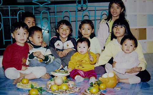 Hoàng Thùy ngồi ôm em trong bữa tiệc sinh nhật của mình, cô nàng trông thật ngộ với tóc mái ngang và tóc xõa vai. (Ẩnh: vov) Hoàng Thùy ngồi ôm em trong bữa tiệc sinh nhật của mình, cô nàng trông thật ngộ với tóc mái ngang và tóc xõa vai. (Ẩnh: vov)