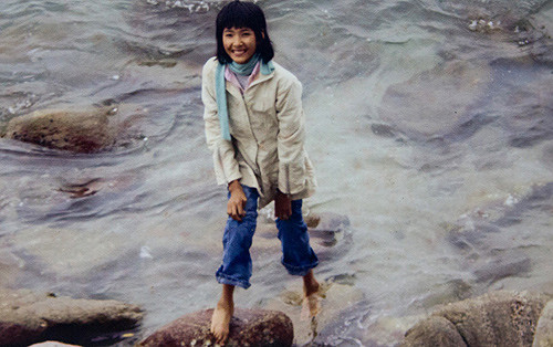 Hoàng Thùy và những khoảnh khắc đẹp thưở niên thiếu, cô có vóc dáng lý tưởng cho một tương lai làm mẫu sáng lạn. Thùy rất thích vẽ, trước đây cô vẫn có một ước mơ rất con gái rằng sau này sẽ trở thành một họa sỹ vẽ truyện tranh. Khi đó, cô sẽ đổi bút danh thành Hoàng Thùy Dương và sẽ là đại diện cho một thế hệ nhà văn nữ xinh đẹp và tài năng. (Ẩnh: vov) Hoàng Thùy và những khoảnh khắc đẹp thưở niên thiếu, cô có vóc dáng lý tưởng cho một tương lai làm mẫu sáng lạn. Thùy rất thích vẽ, trước đây cô vẫn có một ước mơ rất con gái rằng sau này sẽ trở thành một họa sỹ vẽ truyện tranh. Khi đó, cô sẽ đổi bút danh thành Hoàng Thùy Dương và sẽ là đại diện cho một thế hệ nhà văn nữ xinh đẹp và tài năng. (Ẩnh: vov)