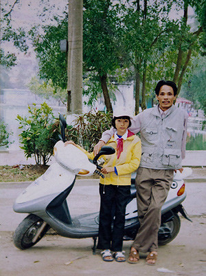 Hoàng Thùy rất thân thiết với bố, cô nàng ao ước khi đoạt giải quán quân Viet Nam Next Top Model sẽ tặng bố một chiếc máy ảnh. (Ẩnh: xahoi) Hoàng Thùy rất thân thiết với bố, cô nàng ao ước khi đoạt giải quán quân Viet Nam Next Top Model sẽ tặng bố một chiếc máy ảnh. (Ẩnh: xahoi)