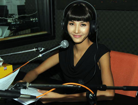 Hình ảnh mới nhất của Hoàng Thùy khi gửi tặng đến fan hâm mộ giọng hát khá dễ thương của mình trong phòng thu, không xinh đẹp, lộng lẫy và quyến rũ như nhiều người đẹp khác, nhưng vẻ ngoài thân thiện, dễ gần của quán quân này lại làm hài lòng nhiều người. (Ẩnh: vov) Hình ảnh mới nhất của Hoàng Thùy khi gửi tặng đến fan hâm mộ giọng hát khá dễ thương của mình trong phòng thu, không xinh đẹp, lộng lẫy và quyến rũ như nhiều người đẹp khác, nhưng vẻ ngoài thân thiện, dễ gần của quán quân này lại làm hài lòng nhiều người. (Ẩnh: vov)