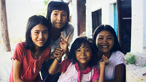 Hoàng Thùy khi học cấp 2 trông rất ngộ, cô nàng không có nét đẹp kiểu phương Đông với làn da trắng, khuôn mặt bầu bĩnh đáng yêu nhưng những nét cá tính thì đã được định hình rõ ràng. (Ẩnh: xahoi) Hoàng Thùy khi học cấp 2 trông rất ngộ, cô nàng không có nét đẹp kiểu phương Đông với làn da trắng, khuôn mặt bầu bĩnh đáng yêu nhưng những nét cá tính thì đã được định hình rõ ràng. (Ẩnh: xahoi)