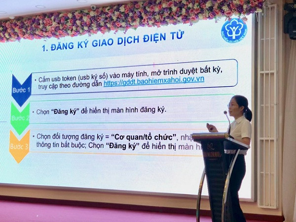 Bà Nguyễn Thị Thúy Nga - Trung tâm công nghệ thông tin giới thiệu về Gao dịch điện tử lĩnh vực giải quyết hưởng các chế độ Bảo hiểm xã hội. Ảnh: baohiemxahoi.gov.vn