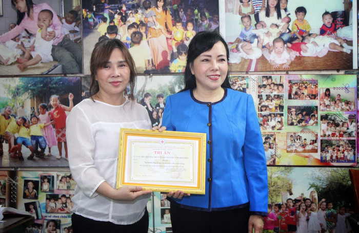 Bộ trưởng Nguyễn Thị Kim Tiến thăm chúc tết trung thu các cháu bé thiếu may mắn. Bộ trưởng Nguyễn Thị Kim Tiến thăm chúc tết trung thu các cháu bé thiếu may mắn.