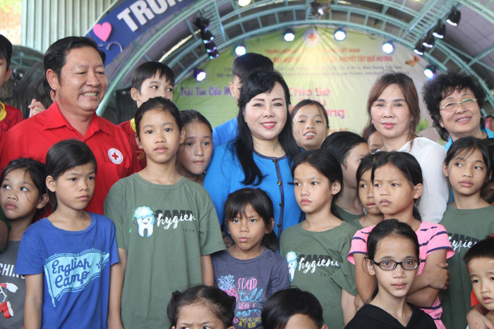 Bộ trưởng Bộ Y tế thăm, tặng quà chụp ảnh lưu niệm cùng trẻ em mồ côi, khuyết tật. Bộ trưởng Bộ Y tế thăm, tặng quà chụp ảnh lưu niệm cùng trẻ em mồ côi, khuyết tật.