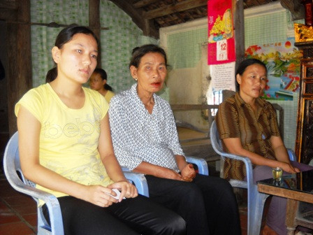 Bên cạnh niềm vui nhận được giấy báo nhập học là nỗi buồn của Hòa cùng những người trong gia đình khi hoàn cảnh gia đình em quá khó khăn. Bên cạnh niềm vui nhận được giấy báo nhập học là nỗi buồn của Hòa cùng những người trong gia đình khi hoàn cảnh gia đình em quá khó khăn.