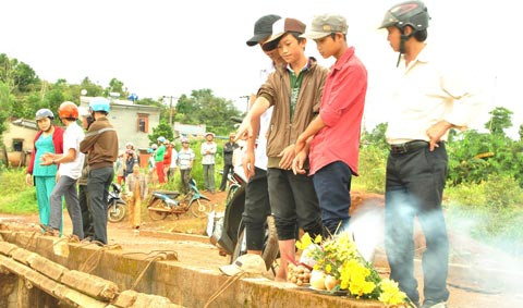 Hiện trường chiếc cầu nơi ba nạn nhân bị rơi xe xuống suối Hiện trường chiếc cầu nơi ba nạn nhân bị rơi xe xuống suối