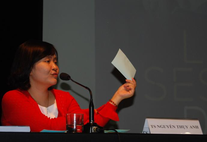 TS Thụy Anh trả lời những thắc mắc của phụ huynh trong hội thảo (Ảnh: Đỗ Quyên Quyên). TS Thụy Anh trả lời những thắc mắc của phụ huynh trong hội thảo (Ảnh: Đỗ Quyên Quyên).