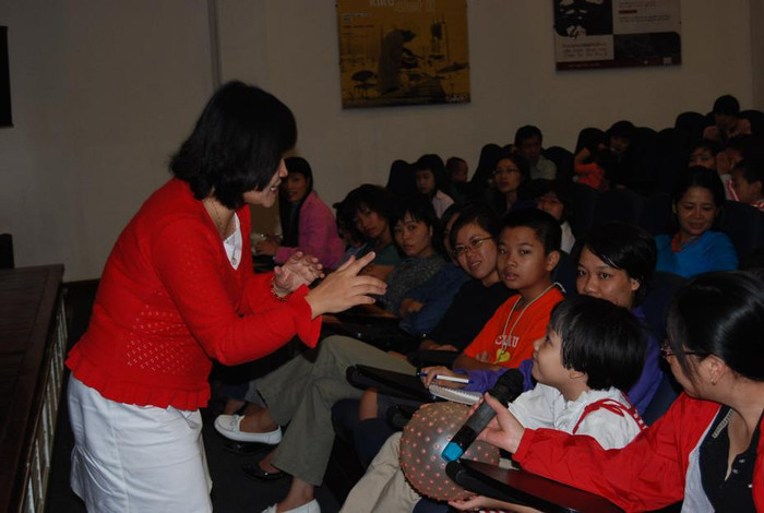 TS Thụy Anh giao lưu cùng các bạn nhỏ (Ảnh: Đỗ Quyên Quyên). TS Thụy Anh giao lưu cùng các bạn nhỏ (Ảnh: Đỗ Quyên Quyên).