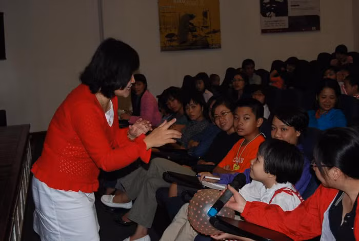 TS Thụy Anh giao lưu cùng các bạn nhỏ (Ảnh: Đỗ Quyên Quyên).