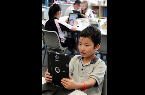 Học sinh được phát iPad để hỗ trợ cho việc học từ mẫu giáo