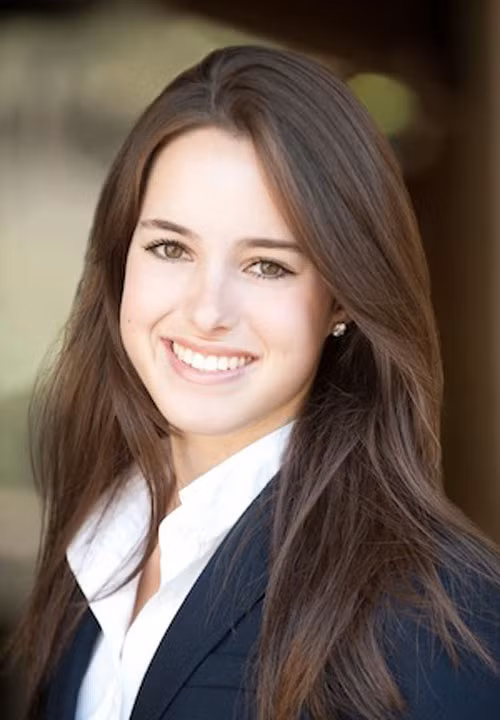 Nự cười tươi như hoa luôn thường trực trên môi.