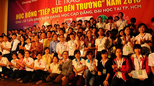 Lễ trao học bổng Tiếp sức đến trường. Lễ trao học bổng Tiếp sức đến trường.