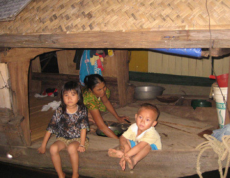 Con cái vào Nam mưu sinh, bà Hà ở lại thuyền để các cháu có cơ hội được đến trường. Con cái vào Nam mưu sinh, bà Hà ở lại thuyền để các cháu có cơ hội được đến trường.