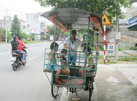 Anh Sơn đều đặn 2 lượt/ngày đưa đón học sinh đến trường Anh Sơn đều đặn 2 lượt/ngày đưa đón học sinh đến trường