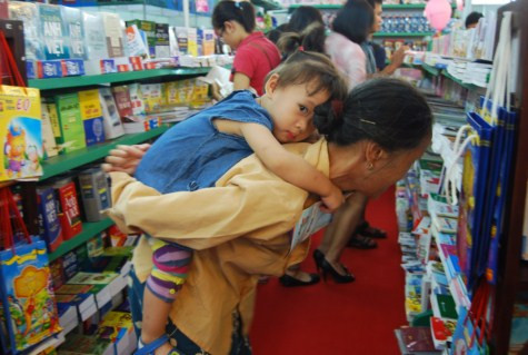 Bà cõng cháu đi chọn sách thiếu nhi Chùm ảnh: Tìm giải pháp cải thiện khả năng học hỏi của trẻ Chùm ảnh: Chủ tịch nước trồng cây lưu niệm tại Trường ĐH KHXH & NV Chùm ảnh: Học sinh Hà Nội co ro trong cái lạnh đầu mùa