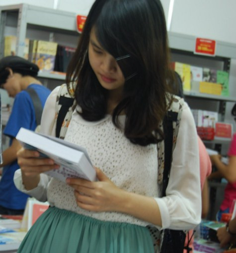 Bạn sinh viên này chăm chú chọn sách Chùm ảnh: Tìm giải pháp cải thiện khả năng học hỏi của trẻ Chùm ảnh: Chủ tịch nước trồng cây lưu niệm tại Trường ĐH KHXH & NV Chùm ảnh: Học sinh Hà Nội co ro trong cái lạnh đầu mùa