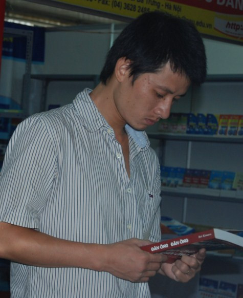 Chàng trai này đang "tò mò" với cuốn sách mang tên "Đàn ông" Chùm ảnh: Tìm giải pháp cải thiện khả năng học hỏi của trẻ Chùm ảnh: Chủ tịch nước trồng cây lưu niệm tại Trường ĐH KHXH & NV Chùm ảnh: Học sinh Hà Nội co ro trong cái lạnh đầu mùa