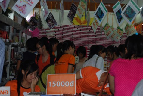 Ngày đầu tiên khai mạc, hội chợi nhận được sự quan tâm của nhiều bạn trẻ Chùm ảnh: Tìm giải pháp cải thiện khả năng học hỏi của trẻ Chùm ảnh: Chủ tịch nước trồng cây lưu niệm tại Trường ĐH KHXH & NV Chùm ảnh: Học sinh Hà Nội co ro trong cái lạnh đầu mùa