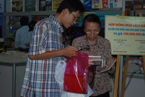 Hai bà cháu đang xem lại những cuốn sách đã mua Chùm ảnh: Tìm giải pháp cải thiện khả năng học hỏi của trẻ Chùm ảnh: Chủ tịch nước trồng cây lưu niệm tại Trường ĐH KHXH & NV Chùm ảnh: Học sinh Hà Nội co ro trong cái lạnh đầu mùa