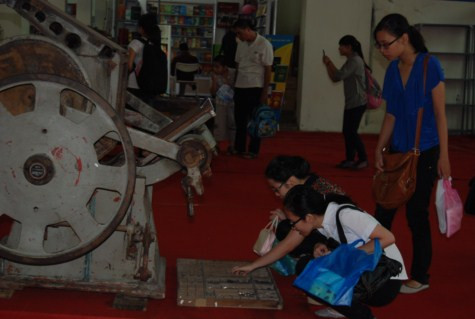 Giới trẻ thích thú với những chiếc máy in có mặt ngay từ khi ngành xuất bản mới ra đời, phục vụ in tài liệu cho cách mạng trong cuộc kháng chiến chống Pháp và đánh đuổi đế quốc Mỹ. Chùm ảnh: Tìm giải pháp cải thiện khả năng học hỏi của trẻ Chùm ảnh: Chủ tịch nước trồng cây lưu niệm tại Trường ĐH KHXH & NV Chùm ảnh: Học sinh Hà Nội co ro trong cái lạnh đầu mùa