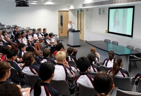 Một trong những công nghệ đó là bảng điện tử có chức năng hiển thị tên của học sinh khi bố mẹ các em đưa con tới trường hoặc đón con từ trường về nhà. Công nghệ này giúp biết được đứa trẻ đang ở đâu khi bố mẹ chúng tới >>Rớt nước mắt vì học sinh phải quỳ đất trong lễ khai giảng >>Nước mắt người mẹ có con thi đậu Học viện Tài chính Chùm ảnh: Bản hiếu học ở cuối trời Tây Bắc Chùm ảnh: Những trò chơi thuở ấu thơ của học trò (P2)