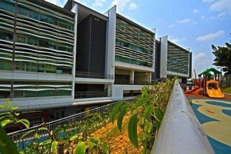 Siêu khuôn viên trị giá 300 triệu USD nằm dọc con đường Upper Serangoon là dự án xây dựng giáo dục lớn nhất dành cho trẻ mẫu giáo tới lớp 12 ở khu vực Châu Á – Thái Bình Dương. >>Rớt nước mắt vì học sinh phải quỳ đất trong lễ khai giảng >>Nước mắt người mẹ có con thi đậu Học viện Tài chính Chùm ảnh: Bản hiếu học ở cuối trời Tây Bắc Chùm ảnh: Những trò chơi thuở ấu thơ của học trò (P2)