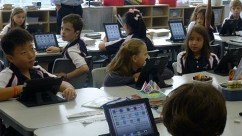 Trẻ từ lớp mẫu giáo tới lớp 5 đều được trang bị mỗi em một chiếc iPad, trong khi trẻ lớn hơn được cung cấp MacBook. >>Rớt nước mắt vì học sinh phải quỳ đất trong lễ khai giảng >>Nước mắt người mẹ có con thi đậu Học viện Tài chính Chùm ảnh: Bản hiếu học ở cuối trời Tây Bắc Chùm ảnh: Những trò chơi thuở ấu thơ của học trò (P2)