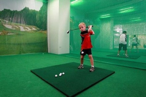 Về thể thao, học sinh ở đây được học golf từ nhỏ. Trẻ được đánh golf với máy tính cũng như được hướng dẫn bởi các chuyên gia ở môn thể thao quý tộc này >>Rớt nước mắt vì học sinh phải quỳ đất trong lễ khai giảng >>Nước mắt người mẹ có con thi đậu Học viện Tài chính Chùm ảnh: Bản hiếu học ở cuối trời Tây Bắc Chùm ảnh: Những trò chơi thuở ấu thơ của học trò (P2)