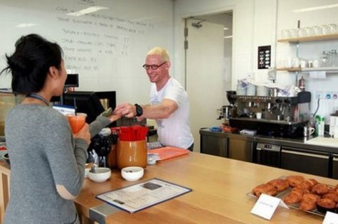 Một công trình không thể không kể đến là căng tin của trường. Căng tin phục vụ đồ ăn với chất lượng ngang tầm nhà hàng và bếp trưởng là đầu bếp nổi tiếng của Singapore Emmanuel Stroobant >>Rớt nước mắt vì học sinh phải quỳ đất trong lễ khai giảng >>Nước mắt người mẹ có con thi đậu Học viện Tài chính Chùm ảnh: Bản hiếu học ở cuối trời Tây Bắc Chùm ảnh: Những trò chơi thuở ấu thơ của học trò (P2).